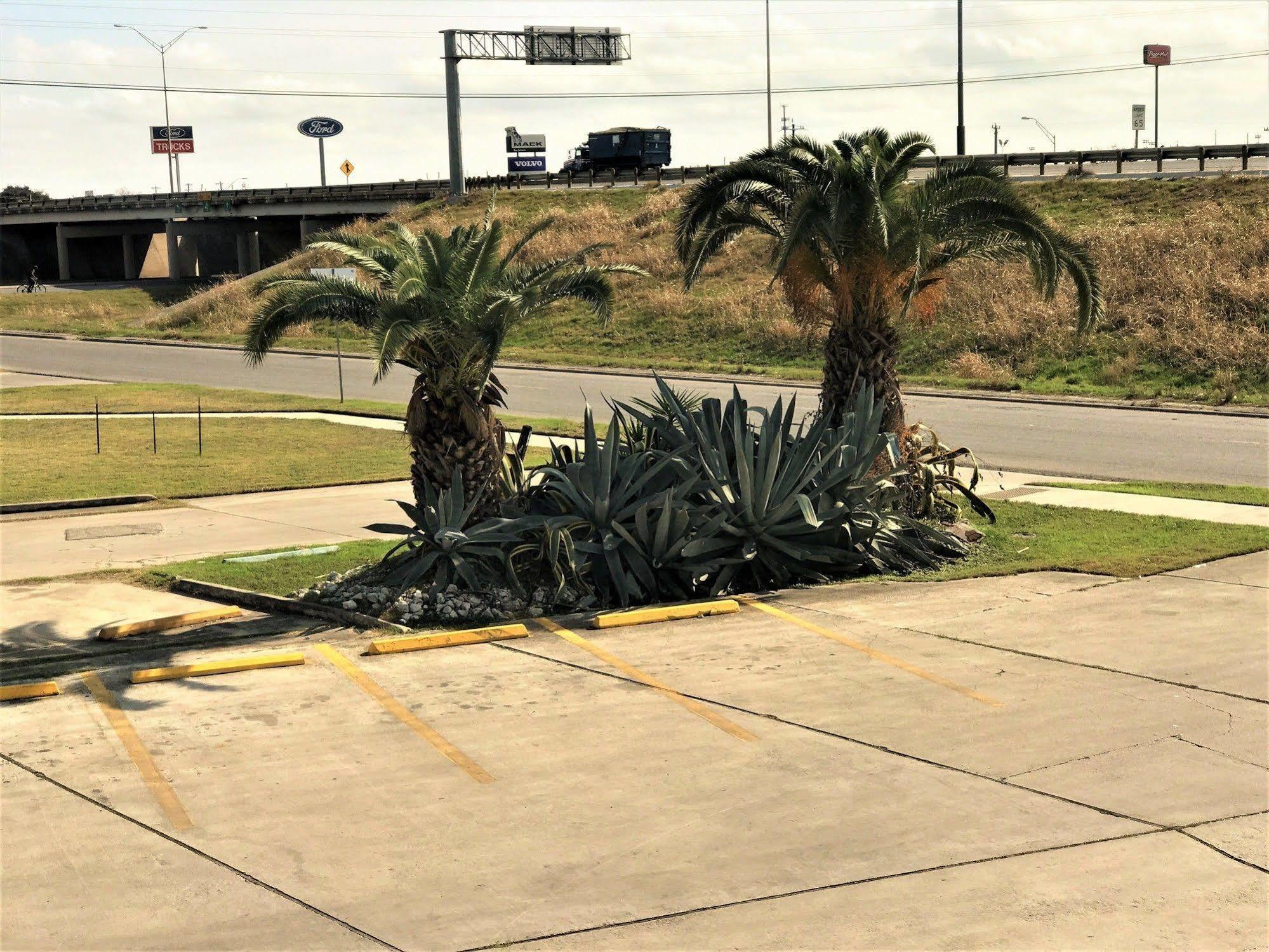 Hometowne Studios By Red Roof San Antonio E - Frost Bank Center Exterior foto